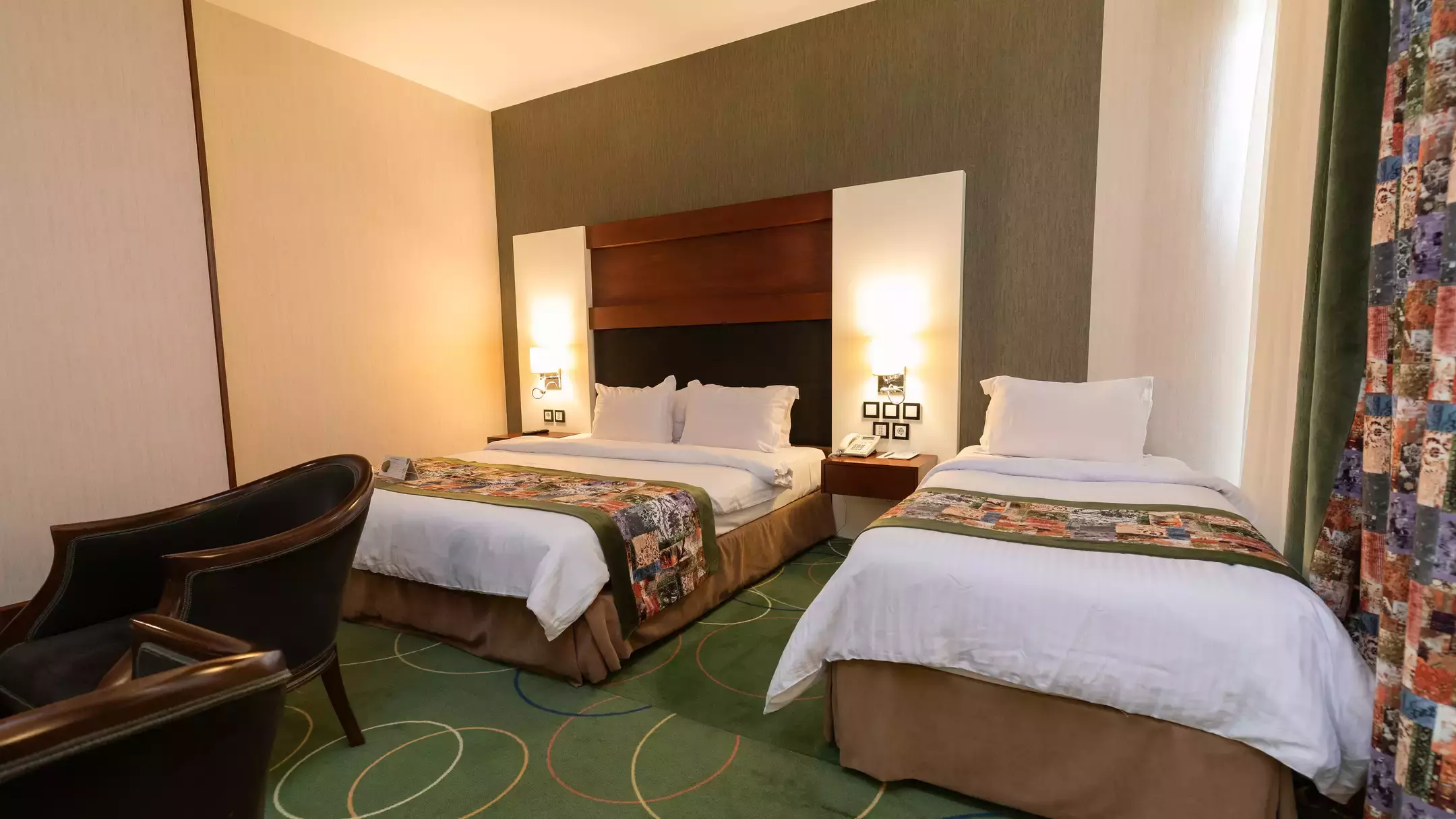 Alibaba https://cdn.alibaba.ir/ostorage/hotel-accommodation-images/670528a46af0f999b10ac16a_66e7f0e90865d826250ba7b5_هتل هما - اتاق سنیور سه تخته دبل سینگل (2).webp